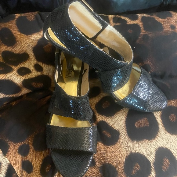 Michael Kors Beverly snakeskin heels - Picture 2 of 16